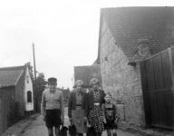 Geyen  1955 auf dem Weg zur Schule