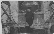 Sinthern Kirche Pastor Gottfried Haaken (Pastor in Sinthern von 1908-1944) um 1924 mit Glocken.jpg