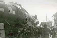 Transport eines abgeschossenen Bombers durch Geyen