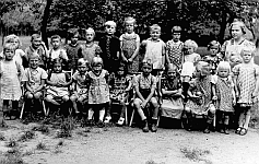Gruppenaufnahme von Kindergartenkindern in Sinthern 1938/1939