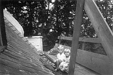 Kinder auf dem Dach des Junkerhofes