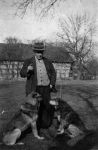 Geyen – Peter Schurf mit seinen Hunden<br>im Obstgarten der Geyener Mühle