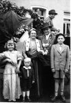 Geyener Schtzenknig des Jahres 1954 Jakob Schauff mit seiner Familie